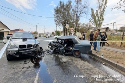 Երևանի Այվազովսկու փողոցում բախվել է երկու ավտոմեքենա. կա արգելափակված քաղաքացի