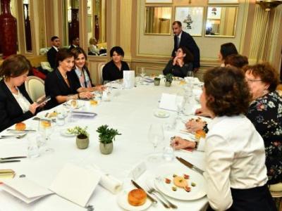Anna Hakobyan meets Armenians in Paris