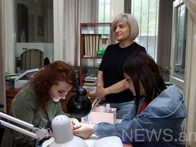 Շուրջ 300 ուսանող, որոնցից 150-ն արդեն աշխատում են. «Ձեռք մեկնիր» կազմակերպությունը` արցախցի կանանց կողքին (ֆոտո)