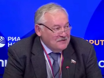 «Затулин – наш герой»: На заседании «Лазаревского клуба» подняли плакат в поддержку российского депутата