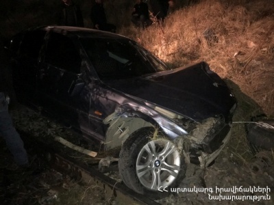 BMW-ն դուրս է եկել ճանապարհից, սահել ձորն ու հայտնվել երկաթգծի վրա