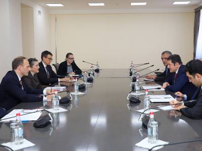 Paruyr Hovhannisyan receives Erin Elizabeth McKee