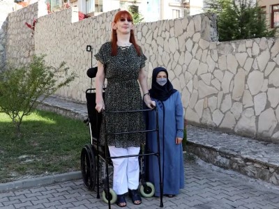 Աշխարհի ամենաբարձրահասակ կինն առաջին անգամ կարողացել է թռչել ինքնաթիռով