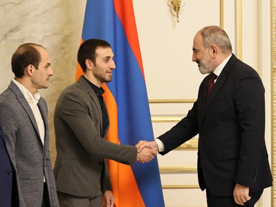 Նման հաղթանակները մեզ շատ հարկավոր են. Փաշինյանը հյուրընկալել է Արթուր Դավթյանին եւ Հարություն Մերդինյանին