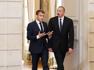 Макрон в беседе с Алиевым подтвердил готовность Франции поддерживать нормализацию отношений Еревана и Баку