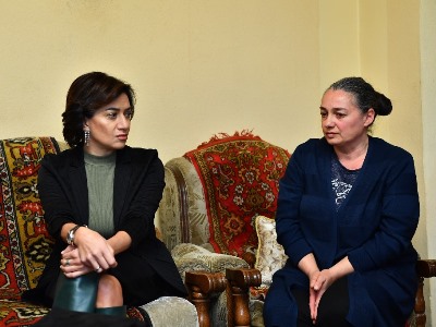Աննա Հակոբյանն այցելել է գերի չհանձնվելուց հետո սպանված Տարոն Անդրեասյանի ընտանիքին
