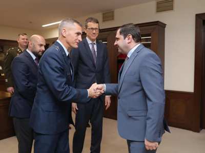 Armenian Defense Minister and American General discuss defense cooperation