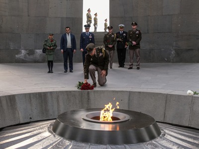 U.S. general lays flowers at eternal flame at Armenian Genocide memorial
