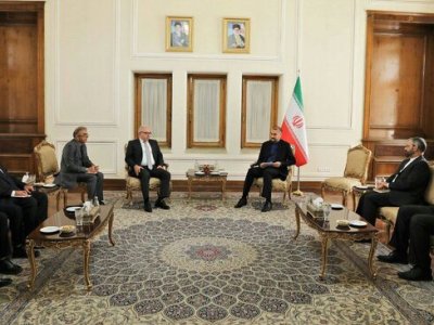 Armenia, Iran diplomats discuss prospects of expanding relations between their countries