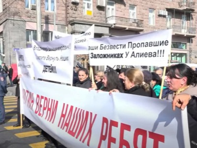 «Պուտին, վերադարձրու մեր տղաներին». Անհետ կորած ու զոհված զինծառայողների հարազատների երթն ու բողոքի ակցիան