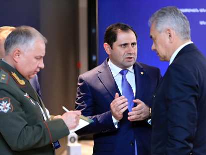 Armenia defense minister has brief private talk with Russia counterpart