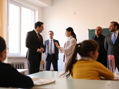 ՀՀ ԱԺ նախագահ Ալեն Սիմոնյանն այցելել է Հենրիկ Խաչատրյանի անվան դպրոց, որն անմխիթար վիճակում է