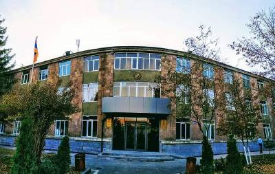 «Հրապարակ». Արագածոտնի մարզպետը շարունակում է «դեկորատիվ» ներկայություն պահպանել. «ռուլիտ» է անում հայտնի զույգը