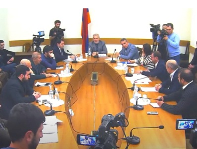 ԱԺ պաշտպանության եւ անվտանգության մշտական հանձնաժողովի նիստը մեկնարկեց ԶԼՄ-ների հասցեին հերթական քննադատությամբ