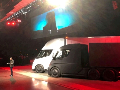 Tesla представила первый электрический тягач