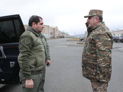 Սուրեն Պապիկյանը եւ Էդվարդ Ասրյանը հանդիպել են ուսումնական գումարտակի զինծառայողների հետ