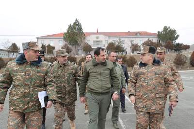 Ուսադիրները մի մասինը ուսին են, մյուսինը՝ այլ հատվածում, տարբեր նախասիրության «համազգեստներից» չեմ խոսում․ Աբրահամյան