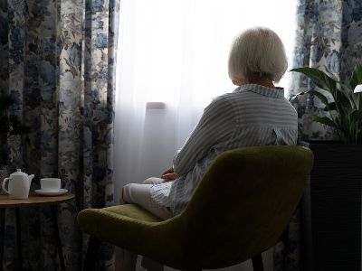Ученые выяснили, что одиночество и недостаток счастья ускоряют старение организма