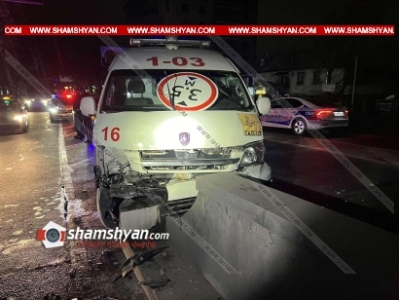 В Ереване спешащая по вызову карета скорой помощи попала в ДТП
