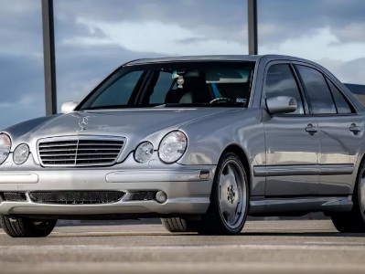 Уникальный Mercedes-Benz E 55 AMG на «механике» пустили с молотка