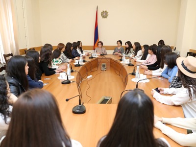 «Կարևոր է հասնել խաղաղության»․ ՔՊ-ական պատգամավորն ընդունել է աշակերտների և ուսուցիչների