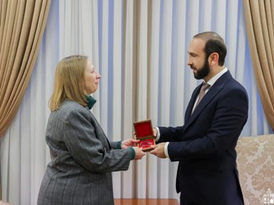 Глава МИД Армении наградил почетной медалью Линн Трейси