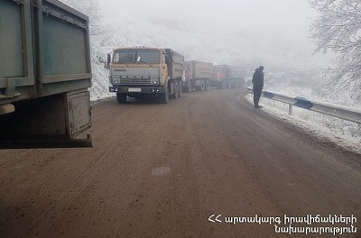 Спасателям пришлось на буксире тащить застрявшие на Татевском перевале армянские и иранские грузовики