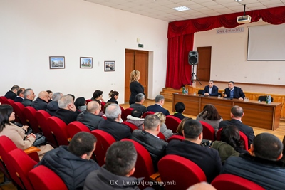 Ռուբեն Վարդանյանը խորհրդակցություն է անցկացրել Ստեփանակերտի քաղաքապետարանի անձնակազմի հետ