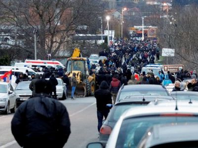 Протестующие сербы на севере Косово второй день блокируют основные дороги