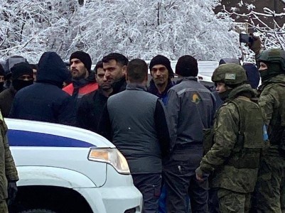 Женщин и детей перевезли с трассы Степанакерт-Горис доставлены в столицу, мужчины будут там ночевать