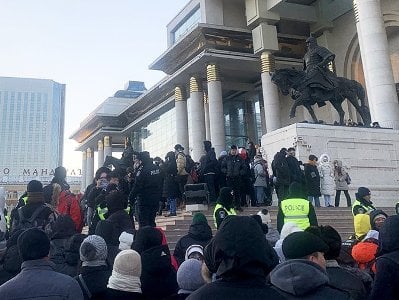 Перед Дворцом правительства в Монголии установили юрту для протестующих