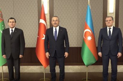 Главы МИД Азербайджана, Турции и Туркменистана проводят встречу в Авазе