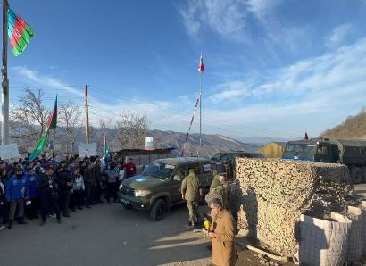 Լաչինի ճանապարհը փակած ադրբեջանցի սադրիչները ճնշման ներքո թույլատրել են ռուս խաղաղապահների բեռնատարների մուտքը