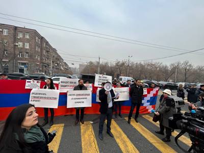 Протестующие в Ереване потребовали от России положить конец незаконной блокаде Арцаха Азербайджаном