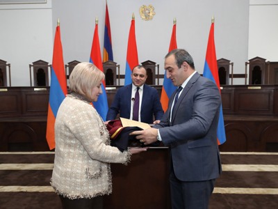 Սեդա Սաֆարյանը և Հովակիմ Հովակիմյանը ներկայացվել են ՍԴ դատավորներին. Նրանց տրվել են դատավորի պատմուճաններ