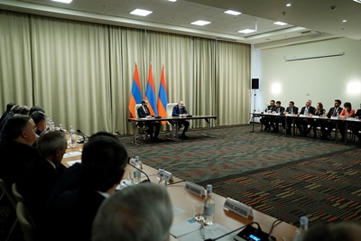 Пашинян в Джермуке провел встречу с главами аккредитованных за рубежом диппредставительств Армении