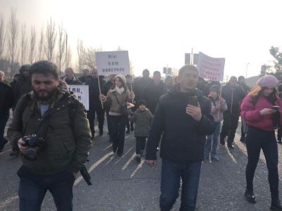 Ակցիայի մասնակից արցախցիները պահանջում են հանդիպում խաղաղապահների հրամանատար Անդրեյ Վոլկովի հետ