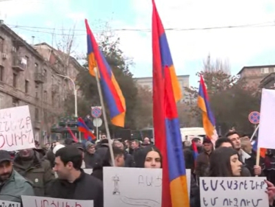 «Նիկոլն է փակել Արցախի ճանապարհը. ով իշխանություն է, նա էլ պատասխանատու է». Երթ դեպի կառավարություն