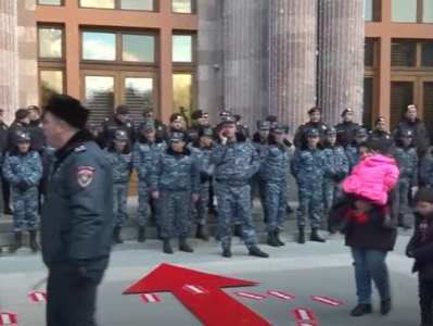 Члены АРФ Дашнакцутюн принесли с собой стрелки к зданию Правительства, дабы указать на виновных