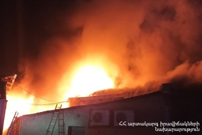 В Гюмри сгорел склад магазина стройматериалов