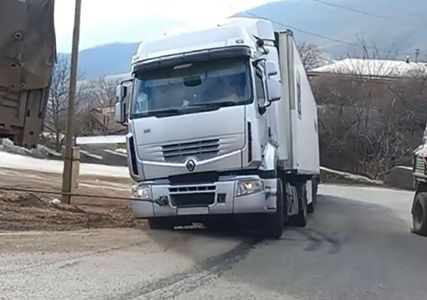 Վերին Խոտանանի դժվարանցանելի հատվածում կրկին բեռնատարներ են մնացել