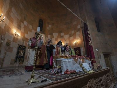 В Степанакертском кафедральном соборе провели церемонию освящения граната