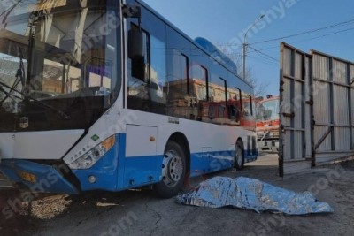 Երևանում ավտոբուսը ինքնաբերաբար առաջ է ընթացել, քաղաքացին հայտնվել է անիվների տակ և տեղում մահացել. Shamshyan.com