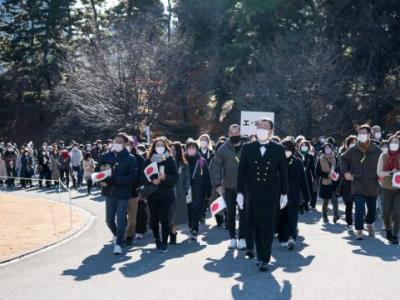 Japanese come to palace to wish emperor Happy New Year for first time in three years