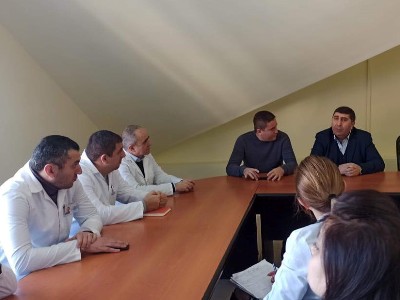 Armenia deputy health minister visits Karabakh residents staying at Goris city hotels (PHOTOS)
