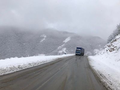 Կապանի, Նոյեմբերյանի և Մարտունիի ճանապարհներին տեղ-տեղ մերկասառույց է. Թումանյանում և Ստեփանավանում ձյուն է տեղում