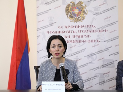 Ժաննա Անդրեասյանը հանդիպել է նոր դասագրքերի ստեղծմամբ հետաքրքրված մասնագետների հետ