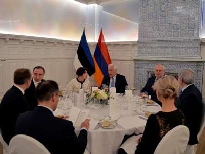 Վահագն Խաչատուրյանն աշխատանքային ընթրիք է ունեցել Էստոնիայի նախագահի հետ. ՀՀ նախագահը դաշնամուր է նվագել