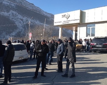 Жители Каджарана организовали акцию протеста перед зданием Зангезурского медно-молибденового комбината