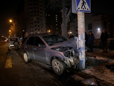 Kia Sorento ավտոմեքենան դուրս է եկել ճանապարհի երթևեկելի հատվածից, բախվել արտաքին լուսավորման սյանը. կան տուժածներ